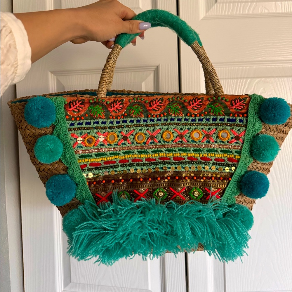 Multicolor straw bag with pom-poms